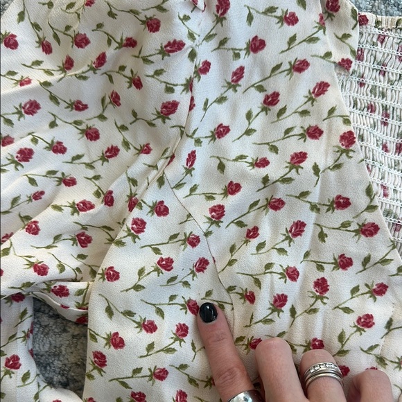 Reformation White Blouse with Crew Neck Puff Sleeves and Ruffled Style - Picture 3 of 3